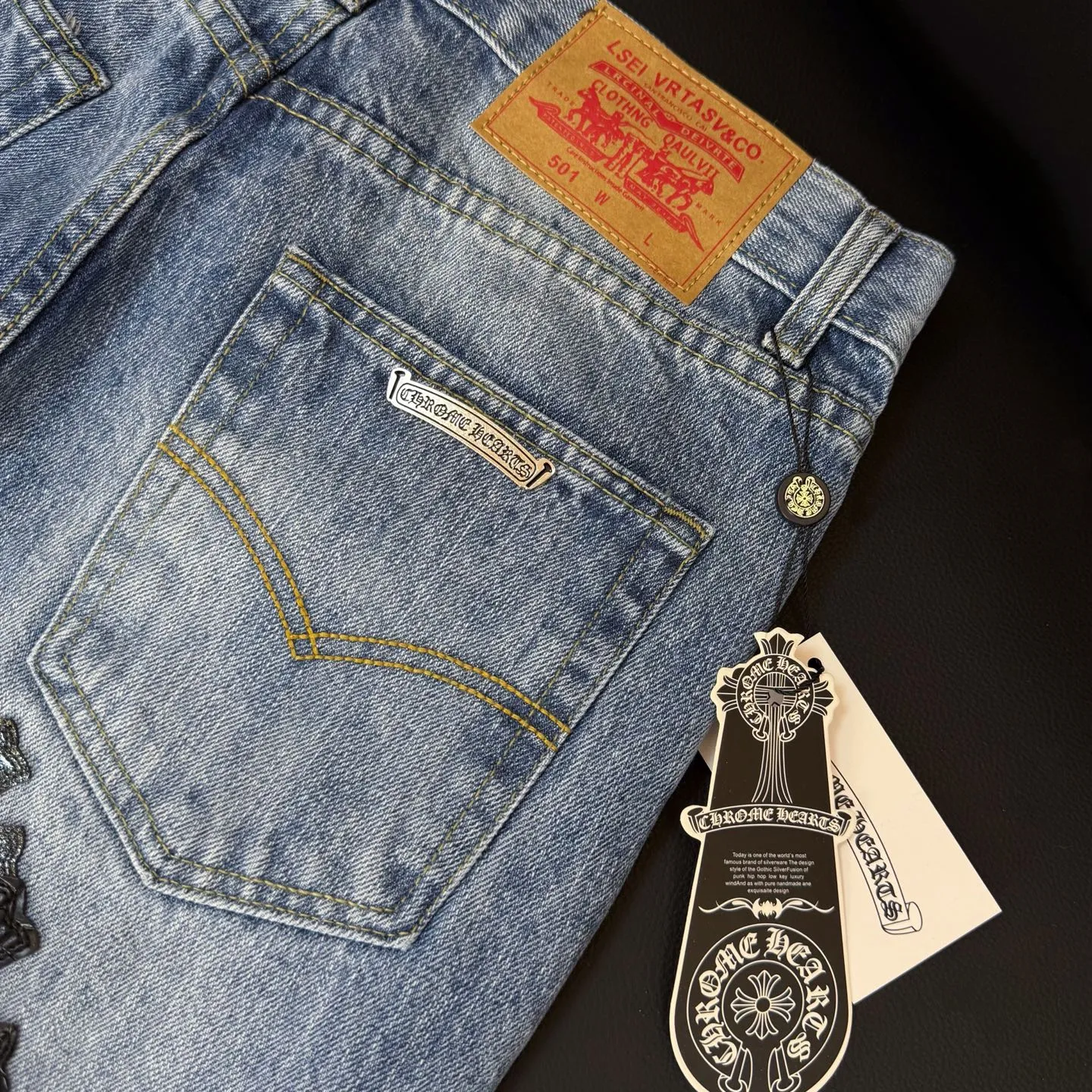 P280 💰Model number: D293 Chrome Hearts Chrome Hearts leather jeans Size: 28, 30, 32, 34, 36 (S-XXL) Color: blue Size reference: Pants length 100 102 104 106 106 Waist 72 76 80 84 88 Recommended weight S (about 110 pounds) M (about 140 pounds) L (about 140 pounds) XL (about 165 pounds) XXL (about 185 pounds)
